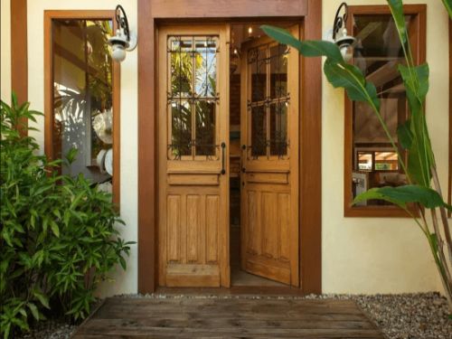 Hình minh họa: Cửa chính là cửa mặt tiền, là nơi đầu tiên nhìn vào của căn nhà
