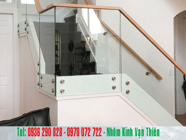 cau thang kinh tay vịn go