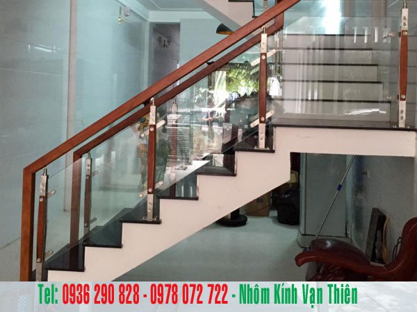 giá cầu thang kính tay vịn gỗ