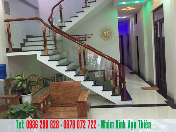 cầu thang kính tay vịn gỗ